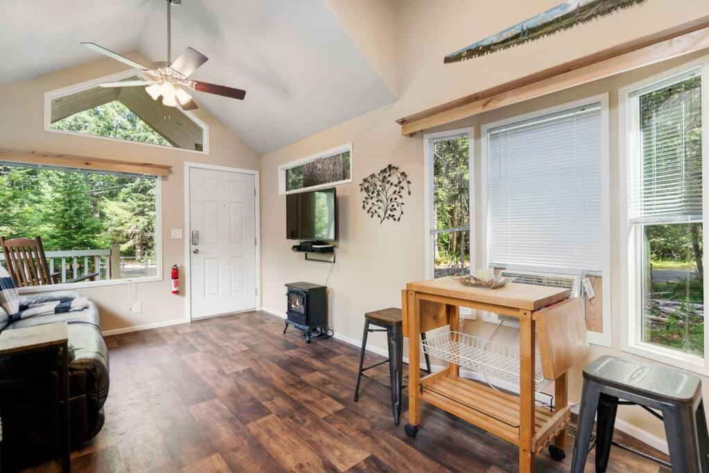 New Tiny Home Steps Away From Mt. Rainier 阿什福德 外观 照片